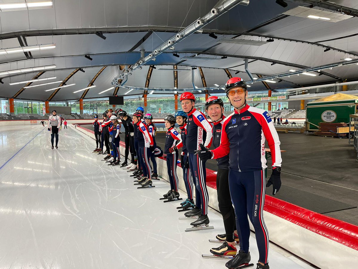 De EIJV is ook dit jaar weer in Inzell te vinden!
Dit jaar zijn we met 17 volwassenen en 10 jongeren. Vandaag is pas dag 3 en in deze korte tijd is er al een hoop geleerd op de schaatsbaan en al véél gelachen. Dat beloofd veel goeds voor de rest van de week!