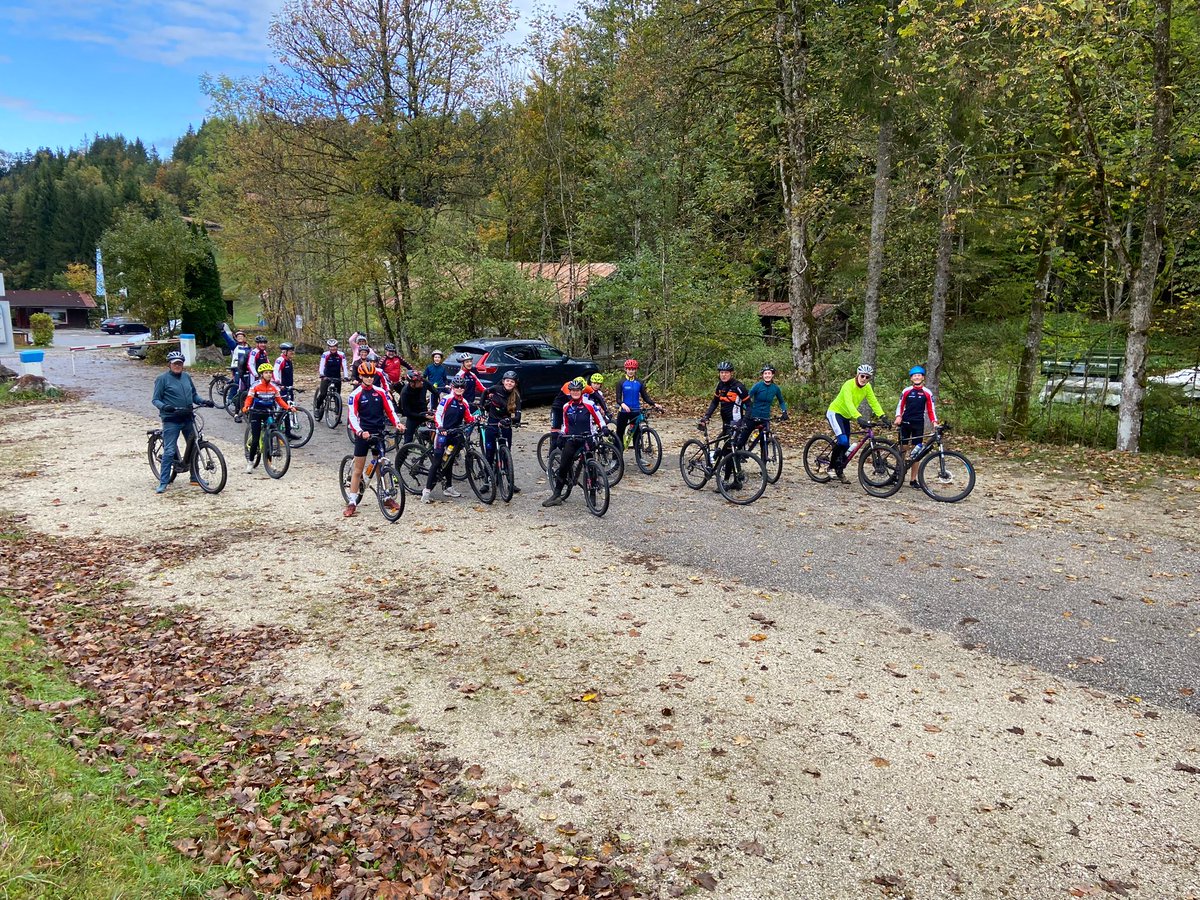 EIJV's tweet photo. De EIJV is ook dit jaar weer in Inzell te vinden!
Dit jaar zijn we met 17 volwassenen en 10 jongeren. Vandaag is pas dag 3 en in deze korte tijd is er al een hoop geleerd op de schaatsbaan en al véél gelachen. Dat beloofd veel goeds voor de rest van de week! https://t.co/R4PhnRv8tM