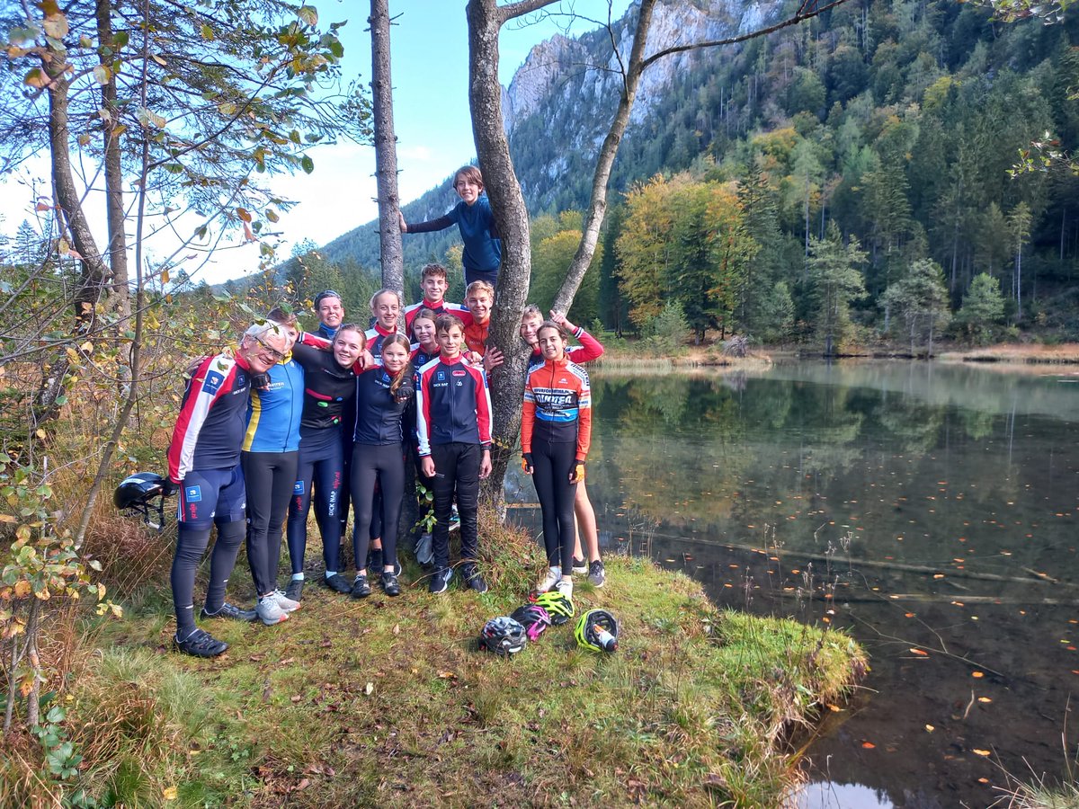 EIJV's tweet photo. De EIJV is ook dit jaar weer in Inzell te vinden!
Dit jaar zijn we met 17 volwassenen en 10 jongeren. Vandaag is pas dag 3 en in deze korte tijd is er al een hoop geleerd op de schaatsbaan en al véél gelachen. Dat beloofd veel goeds voor de rest van de week! https://t.co/R4PhnRv8tM