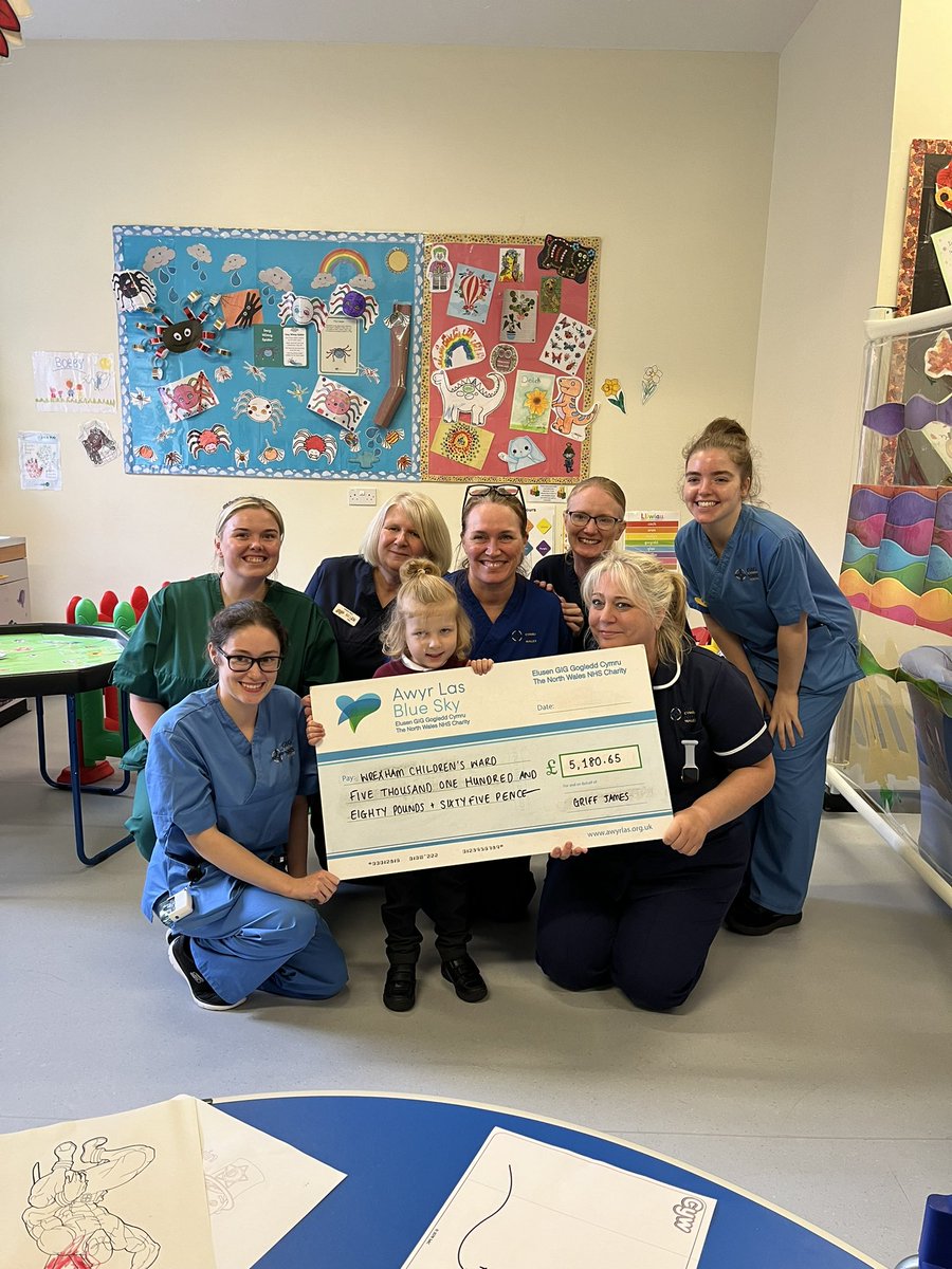 jamesfamilylife's tweet photo. Big Griff got to take his Big Cheque down to #wrexham Children’s Ward this weekend. Thank you to everyone who has donated and helped to raise much needed funds. Some of the money has already been spent on oncology training our amazing nurses 🧡
#wrexham #leukaemia #fundraiser https://t.co/59m54TbnnH