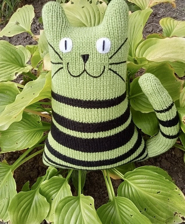 Please check@our gorgeous green cat ! #womaninbizhour #yourbizhour #catsoftwitter #shopearly #etsy