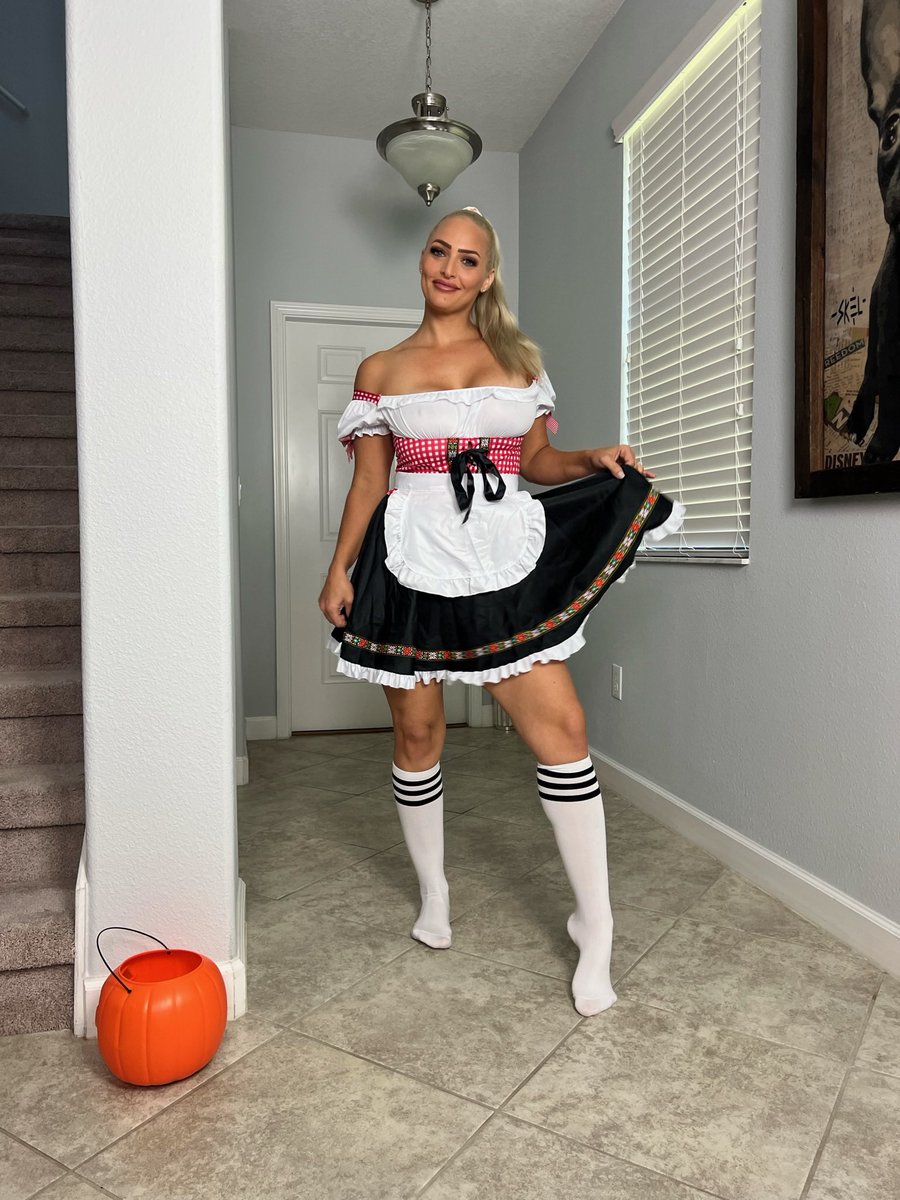 October fests are fun which do think is bigger the mugs or my jugs?

Like for mugs R/T for Jugs! 😘