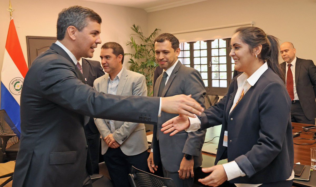 PresidenciaPy's tweet photo. El presidente de la República, mantuvo una reunión de trabajo con la ministra del MOPC, Claudia Centurión y parte del equipo encargado de los proyectos de mejora del transporte público. #GobiernoDelParaguay https://t.co/QwpEHqBp6r