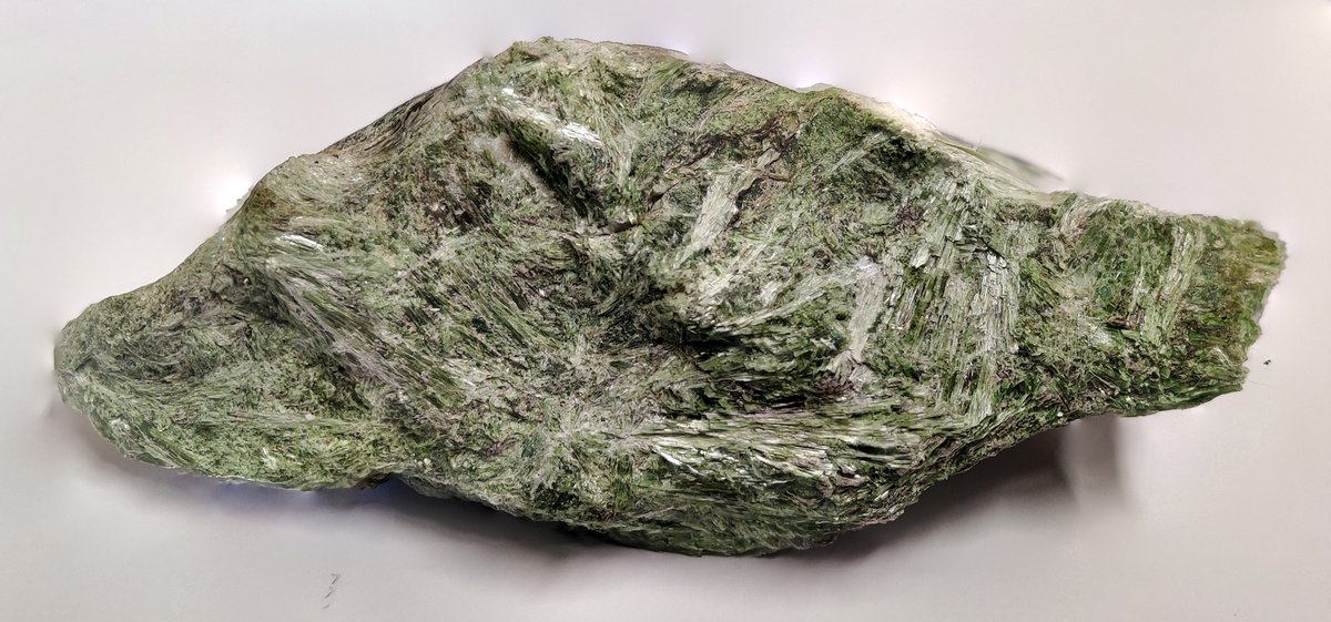 #MineralMonday  This tremolite talc rock formed through metasomatism of serpentinite, a process that involves mineral reactions, including the replacement and growth of new minerals, facilitated by fluids. Livingstone Fault, New Zealand. Field of View ~20cm.
