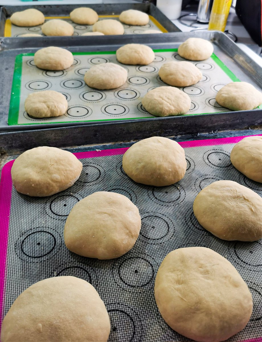 Karlyenigena's tweet photo. Pan brioche artesanal de mantequilla para unas buenas 🍔👌🏻🌟 #Panaderia #Brioche #Artesan https://t.co/mUosNDSfew