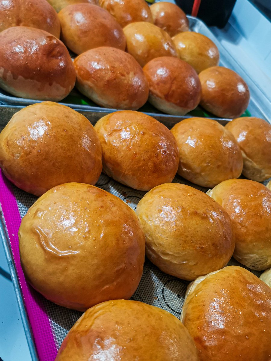 Karlyenigena's tweet photo. Pan brioche artesanal de mantequilla para unas buenas 🍔👌🏻🌟 #Panaderia #Brioche #Artesan https://t.co/mUosNDSfew