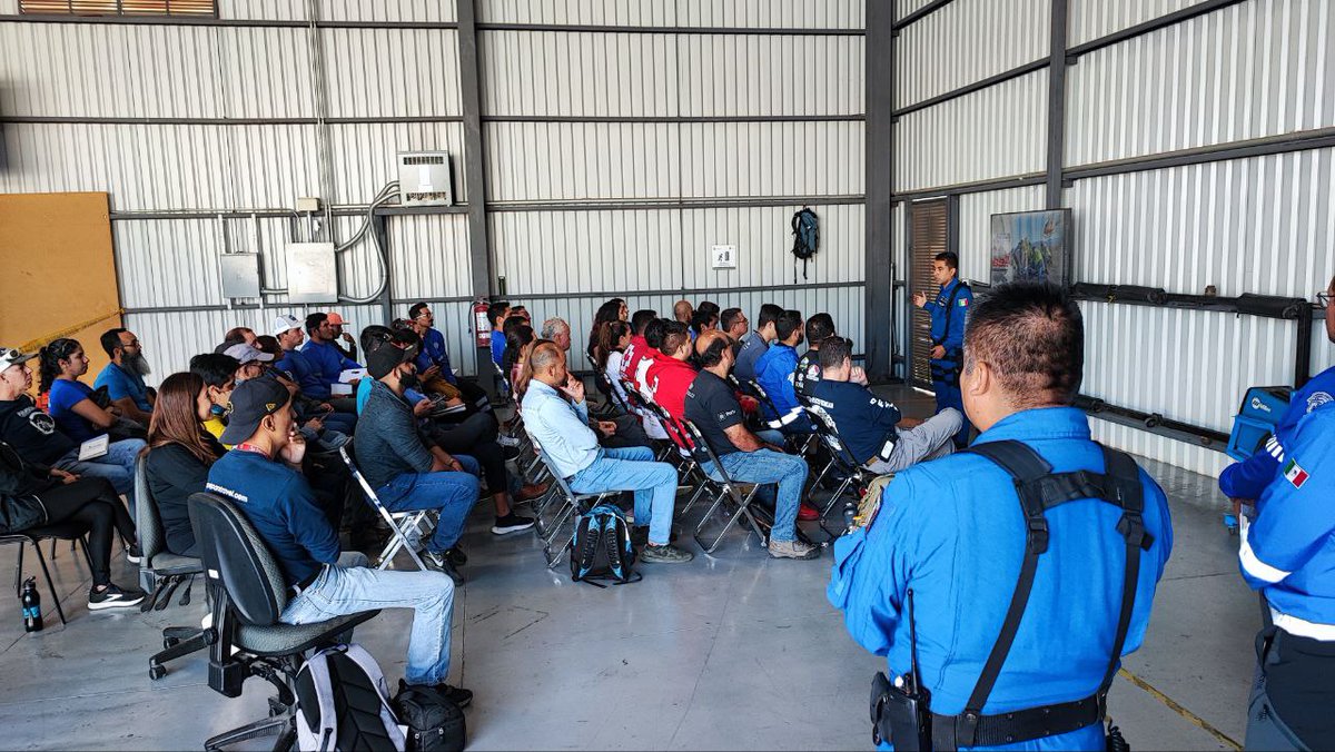 PoliciaZapopan's tweet image. En colaboración con @TurismoZapopan, nuestro Escuadrón Aerotáctico #Halcón #Zapopan impartió un curso de seguridad en tierra y aeronaves en nuestro helipuerto. 👮🏽🚁