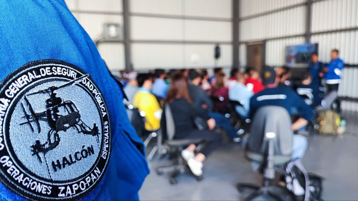 PoliciaZapopan's tweet image. En colaboración con @TurismoZapopan, nuestro Escuadrón Aerotáctico #Halcón #Zapopan impartió un curso de seguridad en tierra y aeronaves en nuestro helipuerto. 👮🏽🚁