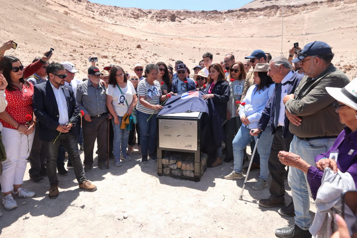 Una emotiva jornada se vivió en la Fosa de Pisagua donde se descubrió una placa conmemorativa que recuerda a los 19 cuerpos hallados en junio de 1990. Esto es parte de un proyecto de puesta en valor de <a href="/MinisterioBBNN/">Bienes Nacionales</a> de este sitio de la memoria #Tarapacá