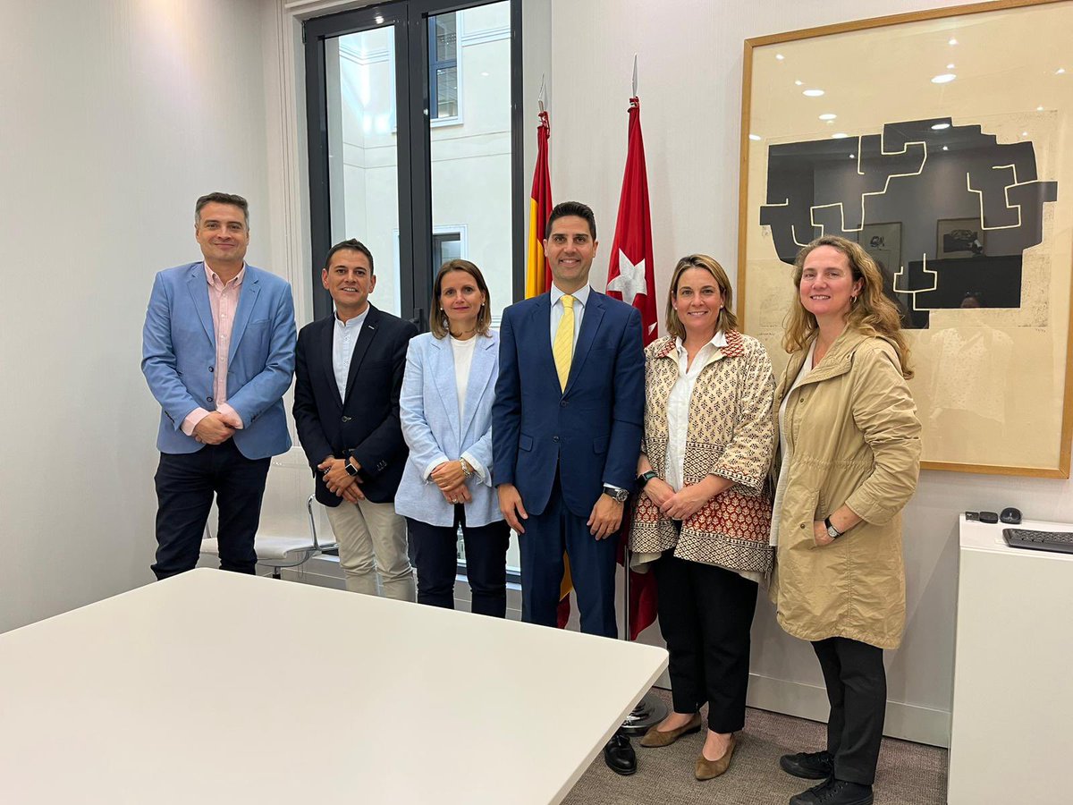 Cofapa Madrid 🧡#MasPlurales (@cofapamadrid) on Twitter photo Hoy nos hemos reunido con el Consejero de Educación <a href="/EVicianaDuro/">Emilio Viciana</a> al que le hemos transmitido nuestro trabajo en pro de una relación de confianza y equipo familia-escuela, la importancia de dotar de recursos a los centros y de fomentar la tutoría. Gracias por la escucha! Hoy nos hemos reunido con el Consejero de Educación <a href="/EVicianaDuro/">Emilio Viciana</a> al que le hemos transmitido nuestro trabajo en pro de una relación de confianza y equipo familia-escuela, la importancia de dotar de recursos a los centros y de fomentar la tutoría. Gracias por la escucha!