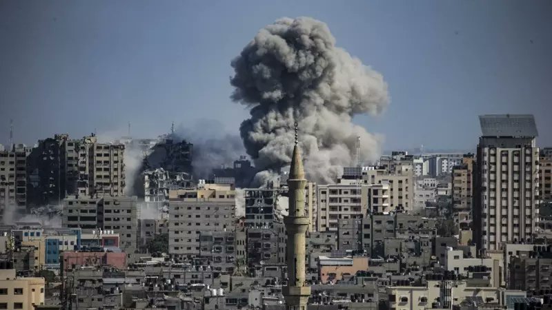 El gobierno español no ha asesinado a ningún niño, Alfonso. El Estado de Israel ha matado a más de 2.000 personas en 1 semana, incluidos mujeres y niños que huían del horror.

El PP está cruzando líneas nauseabundas tratando de ganar una investidura que perdió. Rectificad ya.