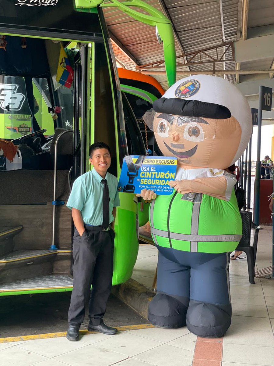 CTEcuador's tweet photo. #SantaElena | En la Terminal Terrestre de #Sumpa, nuestros agentes de Educación Vial, recordaron a los conductores y pasajeros de los buses de transporte público, el uso del cinturón de seguridad durante todo su viaje, ya que este dispositivo los protege.🚍🚌🛣️ https://t.co/LOhZDVqVCS