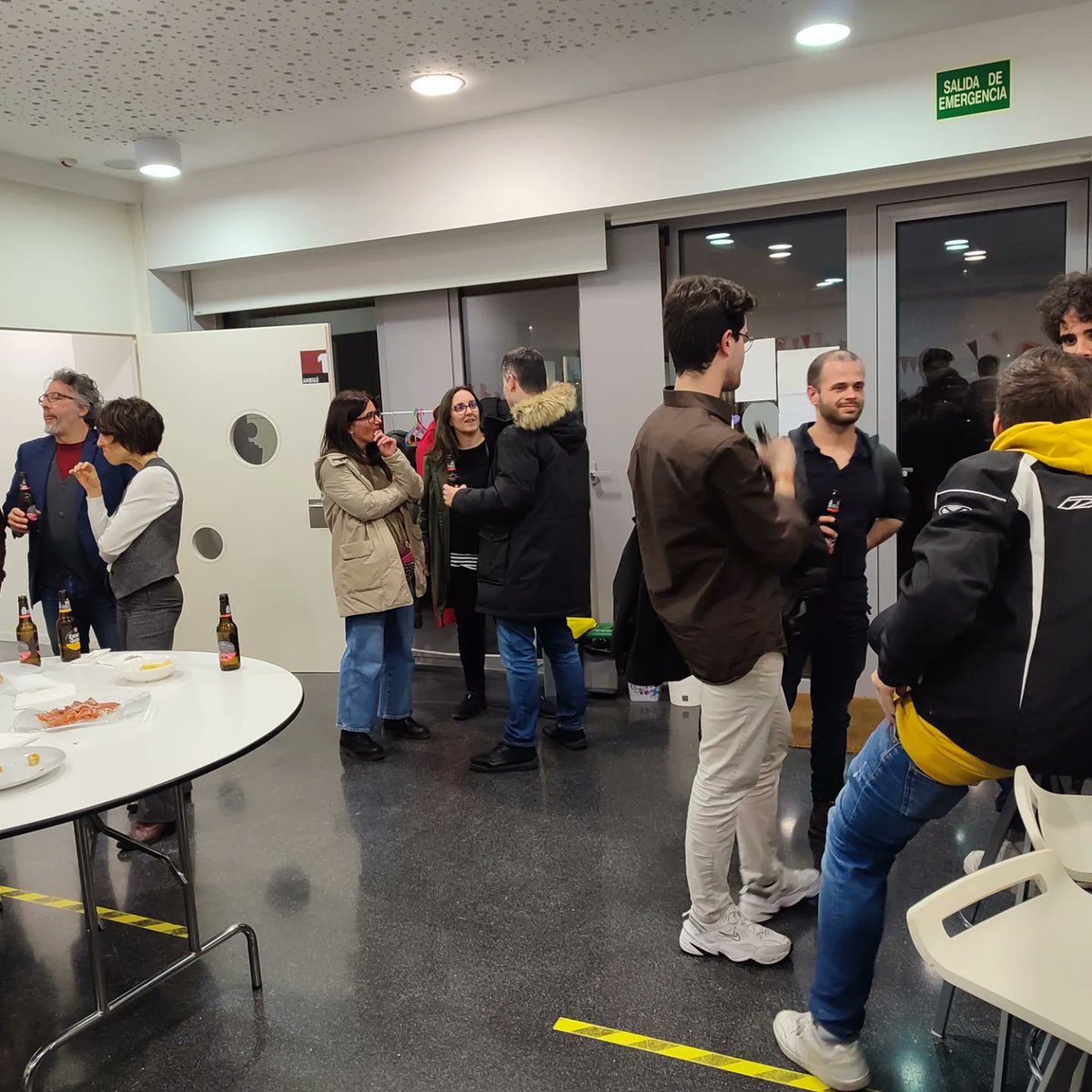 WordPressFerro1's tweet photo. Así de bien nos los pasamos tanto nosotros como nuestros ponentes..¿Quieres vivir lo mismo? Este viernes a las 1930 os esperamos en Canido, Ferrol con una charla de hosting de Raiola de un crack llamado Sergio Ramírez. 
¿Te lo vas a perder?
#MarketingDigital #wp #WordPre https://t.co/vSnPPgzvLu
