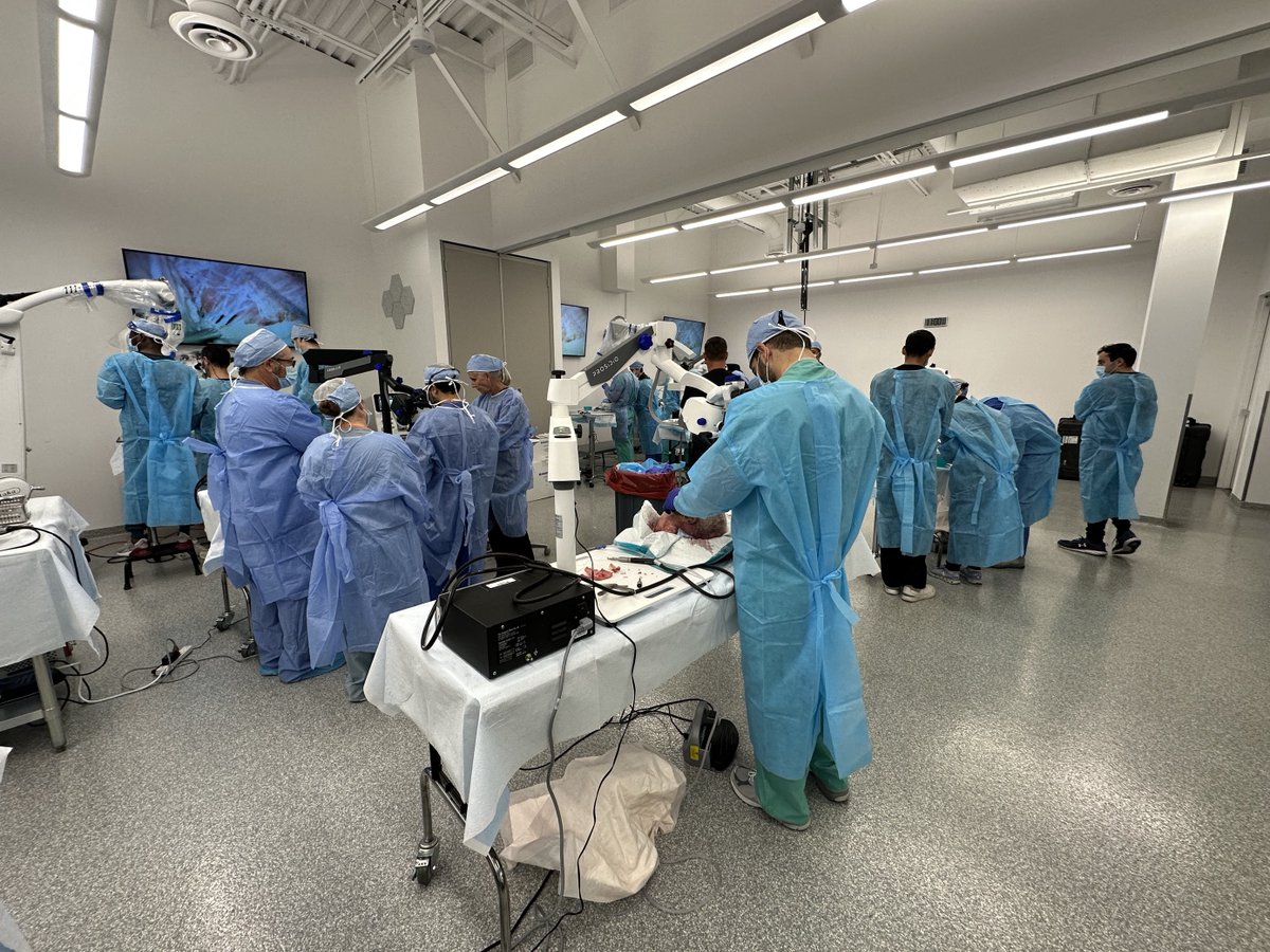 UMDNsgyChair's tweet image. Couldn&apos;t have said it better! It was incredible to see the interdepartmental collaboration between the residents and med students of @UMDNeurosurgery
@HopkinsNsurg and @MGUHNeurosurg this weekend! - photo credit to our medical illustrator Tina Wang.