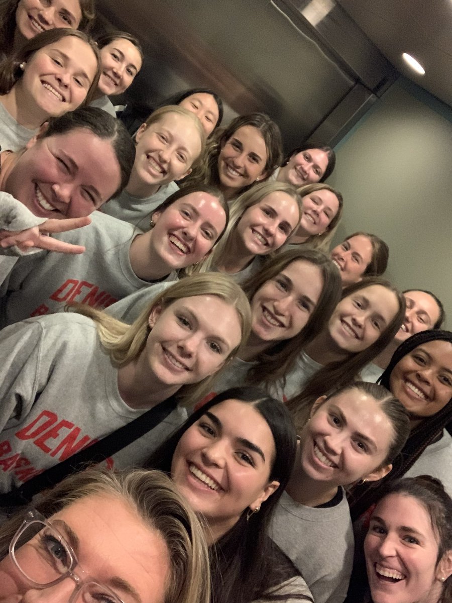 RMHCofCentralOH's tweet image. Shoutout to the @DUWBB team for volunteering to clean and build today. Their cheery  attitudes and strong work ethics were a ray of sunshine on a cloudy day⛅️🌞🧹🧽👷‍♀️🪣🔨
#projectgroup #studentathlete #dogood #volunteer #basketball #thankyou #grateful #denisonuniversity #cbusrmh