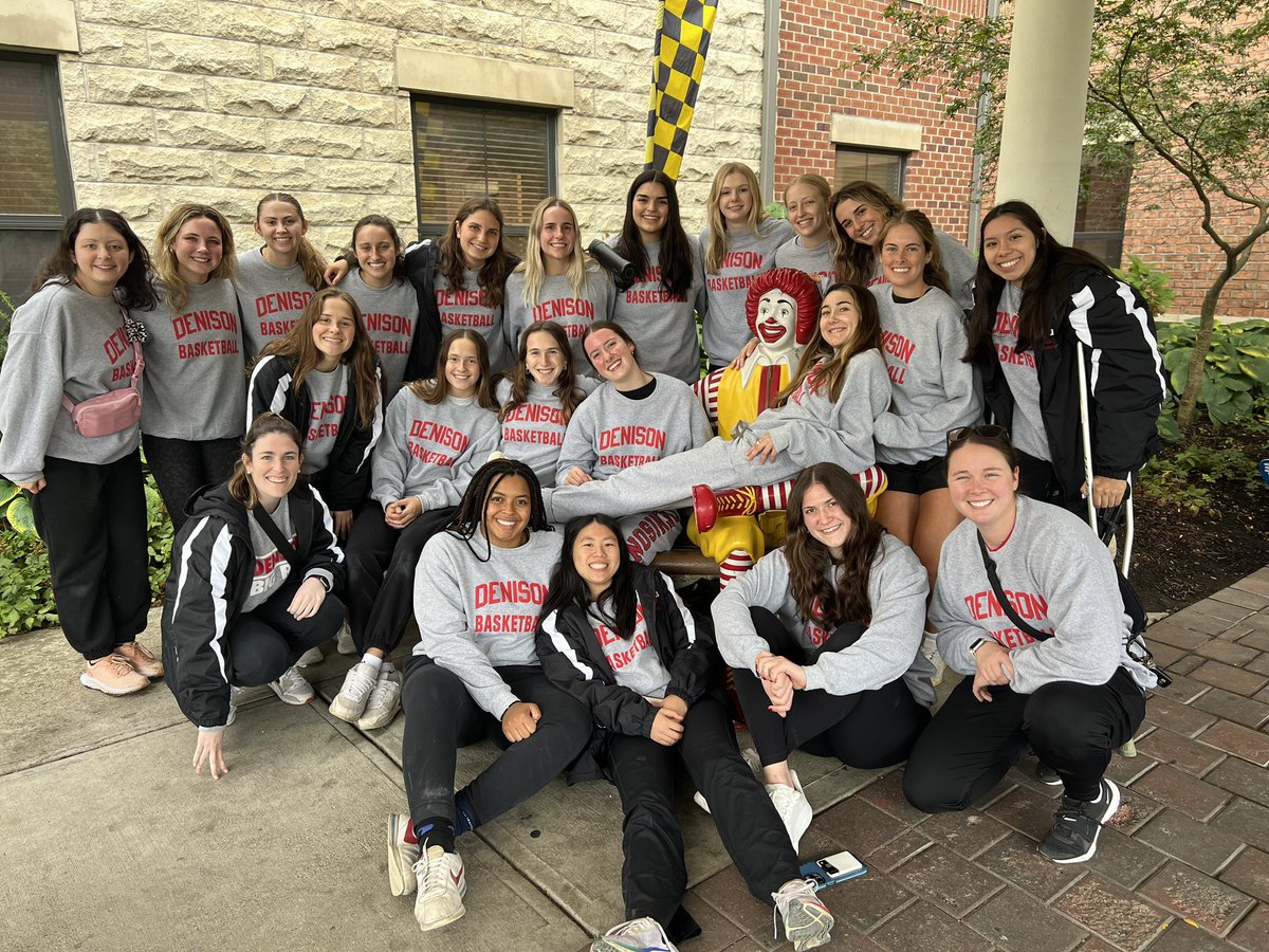 RMHCofCentralOH's tweet image. Shoutout to the @DUWBB team for volunteering to clean and build today. Their cheery  attitudes and strong work ethics were a ray of sunshine on a cloudy day⛅️🌞🧹🧽👷‍♀️🪣🔨
#projectgroup #studentathlete #dogood #volunteer #basketball #thankyou #grateful #denisonuniversity #cbusrmh