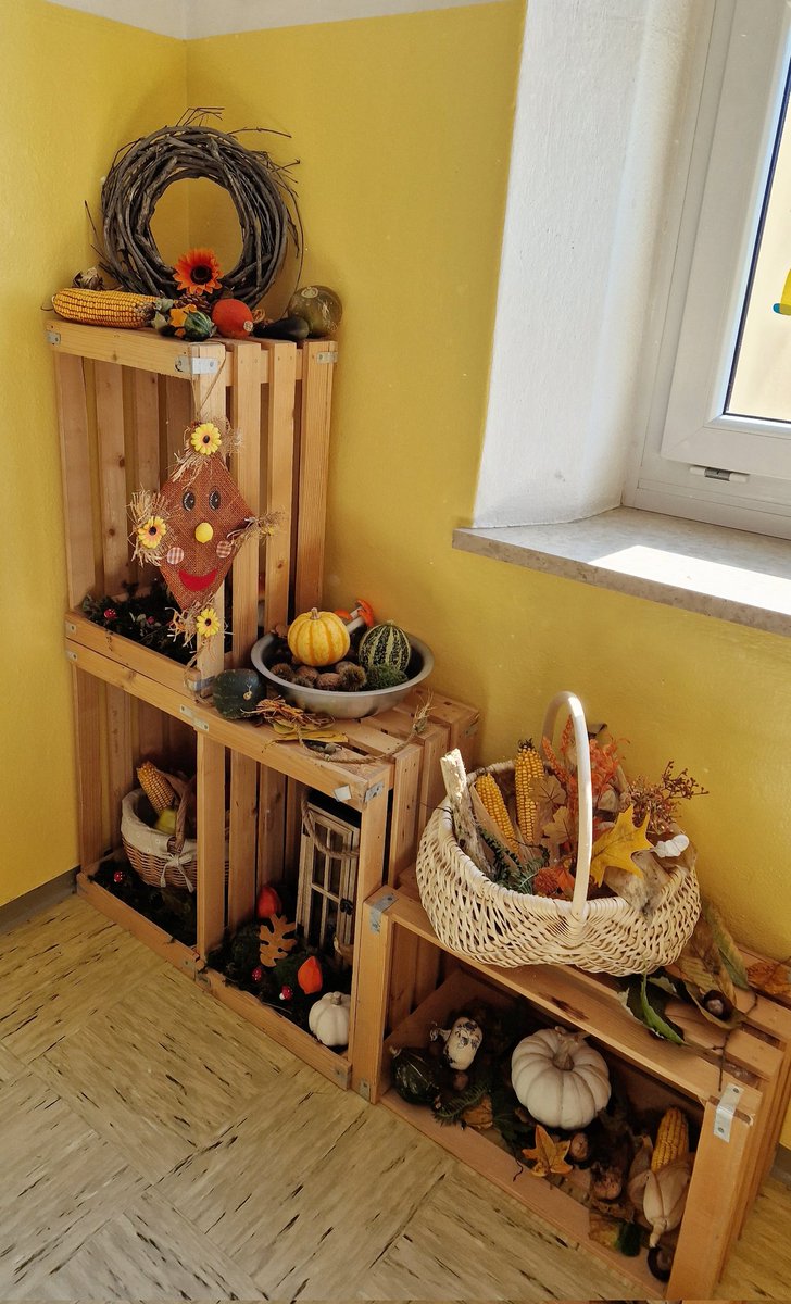 OSsencur's tweet photo. Jesenska dekoracija na Podružnični šoli Olševek 🌰🍄🌽🍂🍁🍈🌰 #oššenčur #pšolševek https://t.co/LKxC6HLiab