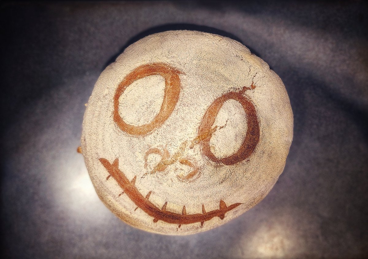 Sourdough score. Halloween face. Got to love a bit of Tim Burton for inspiration. 🎃
#ShareYourLoaves #artisanbaker #artisanbread #bakeyourownbread #davebakesbread #bread #breadbaker #breadmaking #realbread #RealBreadCampaign #sourdough #Halloween