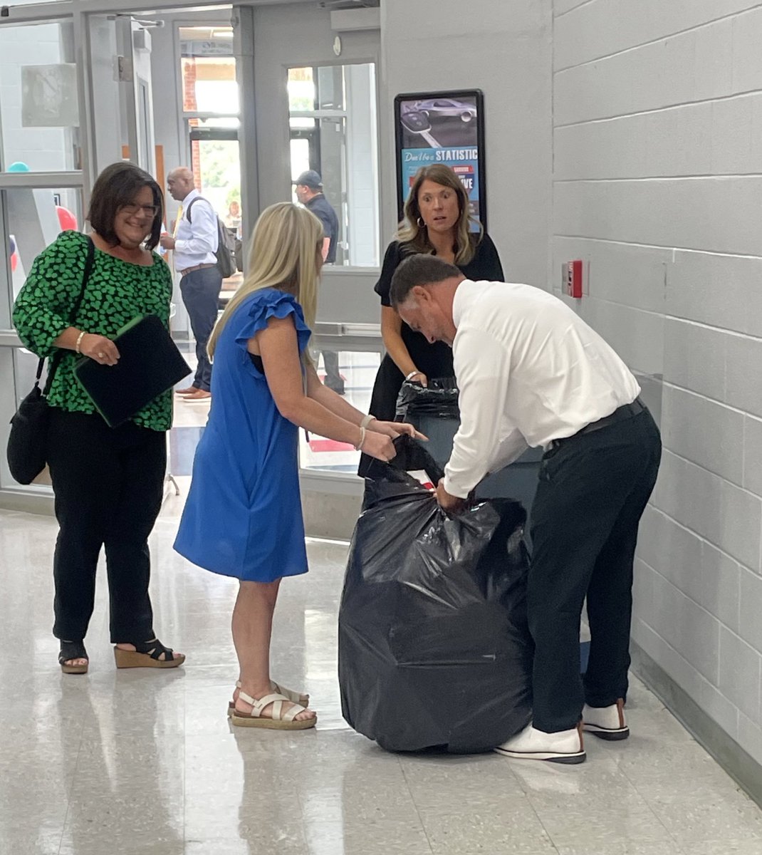 EaglesHLHS's tweet photo. Happy bosses day to the best in the business! We are blessed to have Mr. Toungett leading our school. #famiHLy 🦅 https://t.co/vhYQgjTFCV