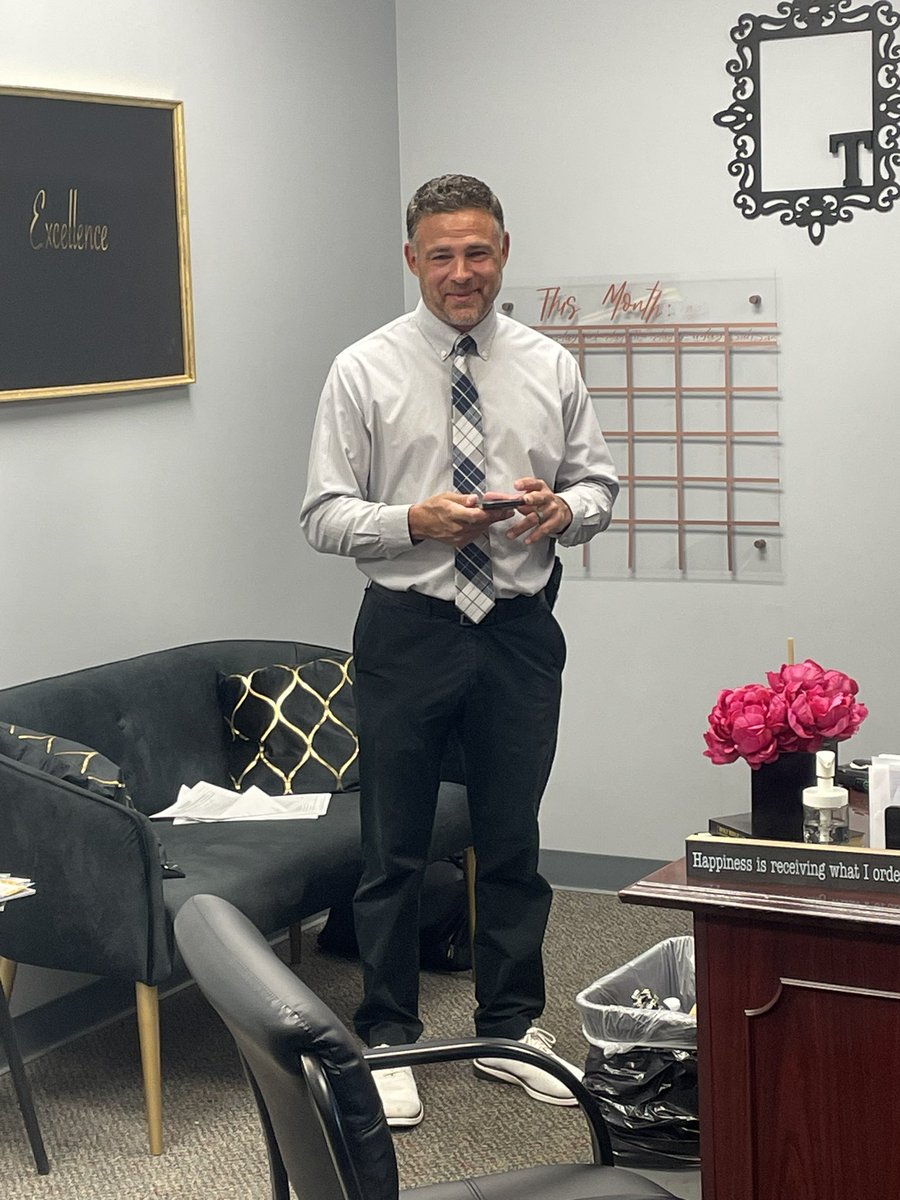 EaglesHLHS's tweet photo. Happy bosses day to the best in the business! We are blessed to have Mr. Toungett leading our school. #famiHLy 🦅 https://t.co/vhYQgjTFCV