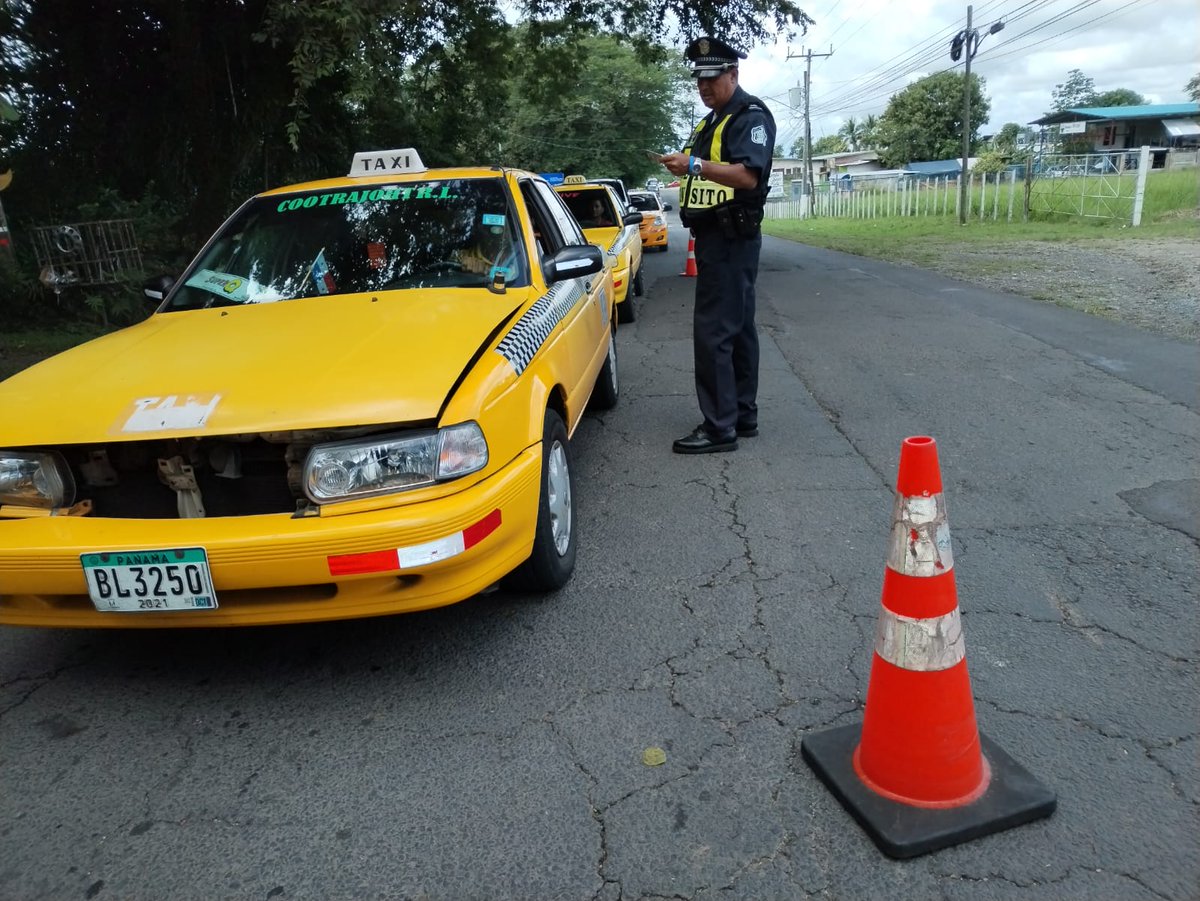policiadepanama's tweet image. Unidades policiales en la Provincia de Veraguas, realizan acciones preventivas de #SeguridadVial, a fin de garantizar la seguridad de todos los ciudadanos. #ManejaSeguro