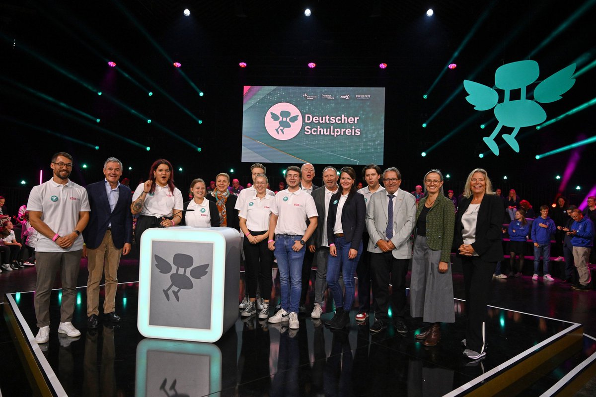 #DeutscherSchulpreis2023
Wir sind unfassbar stolz auf unsere Auszeichnung zu den Top 15 Schulen Deutschlands zu gehören!  #wirsindegb #egbköln #deutscherschulpreis #Bildungsarbeit #Smartschool #preisträger #stolzwirbolle Fotonachweis: Max Lautenschläger