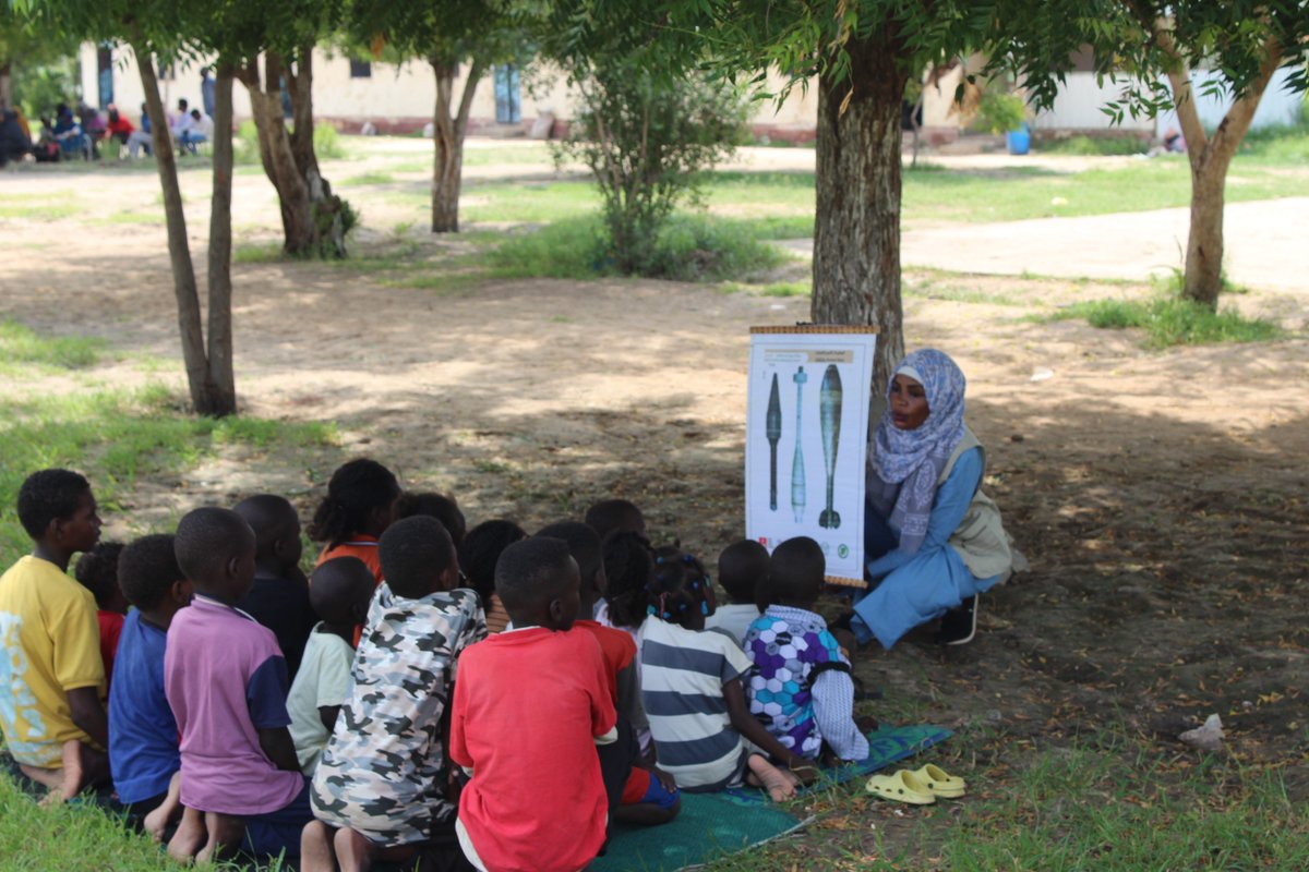 UNMAS's tweet photo. Children innocently playing may unknowingly face the dangers of #ERWs. With @NMAC, @UNMAS is committed to educating children in #Sudan about safe behavior around explosive ordnance risks (#EORE)
Thank you @USAID for your generous support and contribution.
@UNICEFSudan https://t.co/auCXjHToSv
