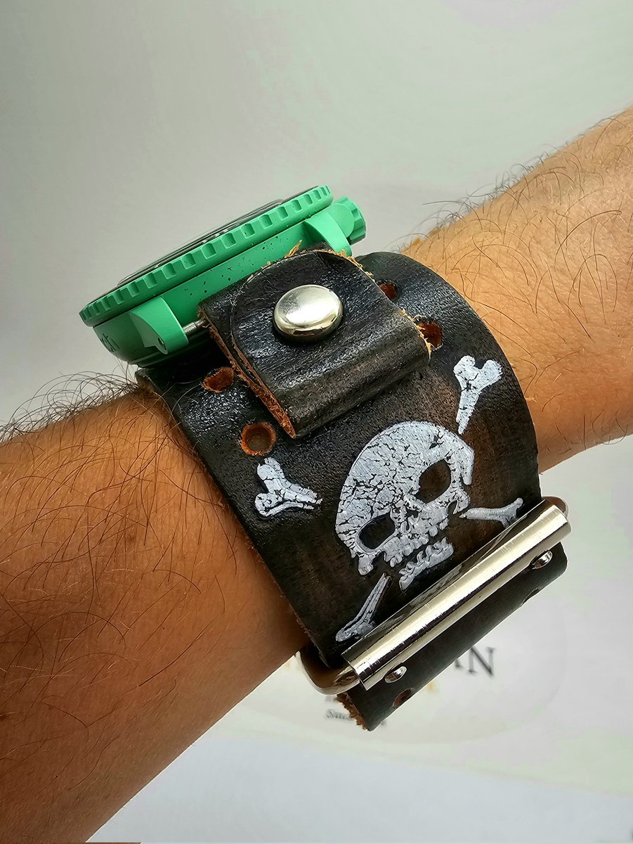 ProWatchRepair's tweet image. When vintage meets urban. My wrist's daily dose of attitude. 🍃💀 #UniqueFinds #blancpain #fifthyfathoms #onthewrist