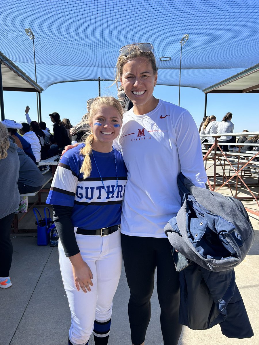 KinleyDuehning's tweet photo. @laniricketts10 I met you the day before at State Semis then you were there and watched me hit this over your 2013 National Championship banner on your field the next day in the State Ship. #WhatIsThisLife #BOOMER 😊 https://t.co/CfotGNsROV