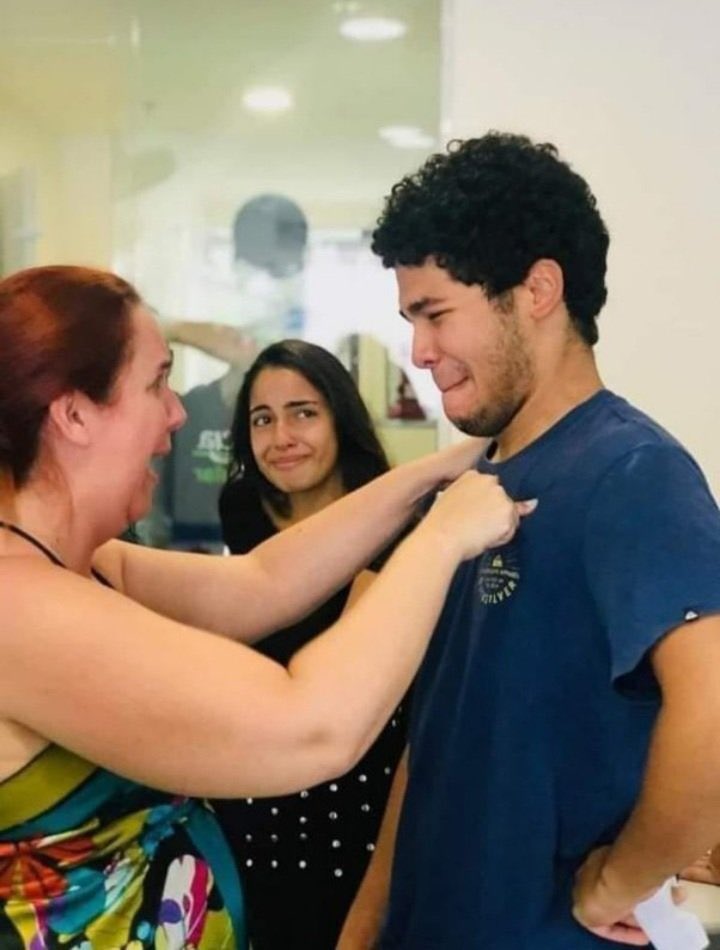 MarkitoShango's tweet photo. Curiosamente, un caso similar fue el de Guilherme:

Este chico de la foto es Guilherme Nobre.

¿Ves el dedo de esa mujer en su pecho?

Casi puedes oírla decir: ¡Tú eres el hombre!

Ella es la profesora del curso de preparación que Guilherme pagó limpiando las aulas y los baños de la escuela.

También estudió algunas veces dentro del baño de una gasolinera donde su madre trabaja de noche como dependienta de gasolinera.

Guilherme obtuvo el título de Medicina en la USP -Universidad de San Paulo.

La profesora llora porque ella pagó la mitad de la beca y Guilherme pagó la otra mitad haciendo la limpieza.

TODO ESFUERZO, TIENE SU RECOMPENSA!!