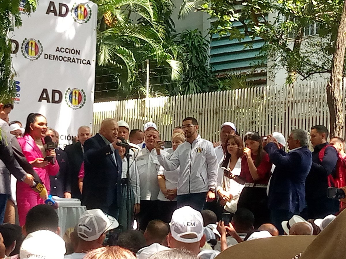 Ante un pueblo ADeco nuestro Secretario General Nacional @adbernabe, presentó la candidatura presidencial de @Luisemartinezh. #AcciónDemocrática a partir de ahora camina unida en todos los rincones del país para que Venezuela vuelva a vivir mejor. #ADSeCrece #UnidosSeViveMejor