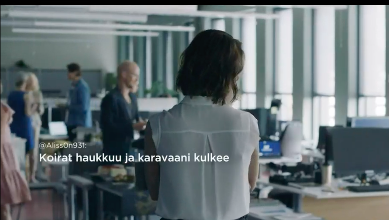 petterij's tweet photo. #KansanVihollinen loppui, poliisit hakivat #VersoCoin-markkinoijan suoraan yleisön edestä. Teki ihan hyvää katsoa, sama saisi vielä tapahtua oikeasti. Tämä Onecoin-uskovaisten toistama lause räjäytti potin: "Koirat haukkuu ja karavaani kulkee". https://t.co/MFDf3LlDj1