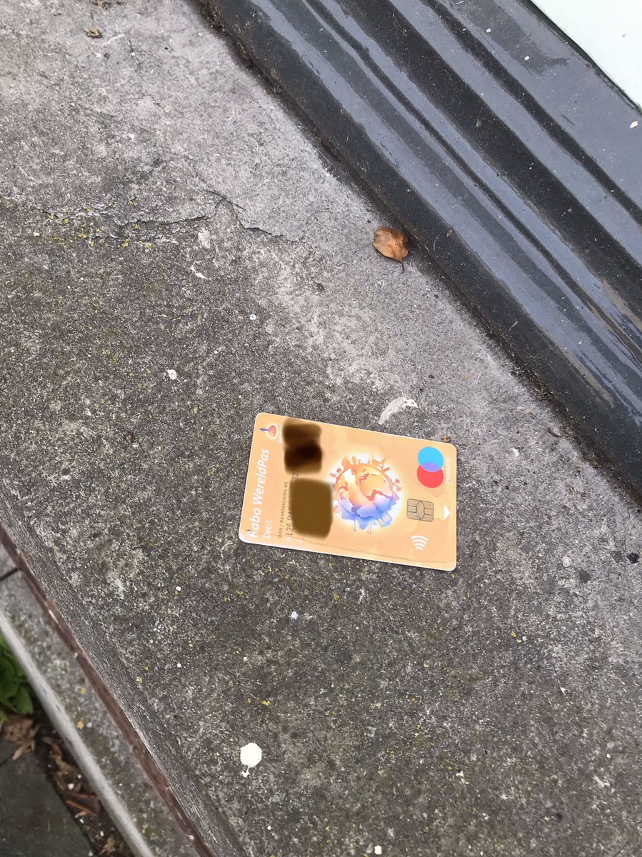 Het (plastic) geld ligt tegenwoordig gewoon voor het grijpen op straat. Maar even langs de <a href="/Rabobank/">Rabobank</a> in #Tiel gelopen om dit #zwerfafval in te leveren.