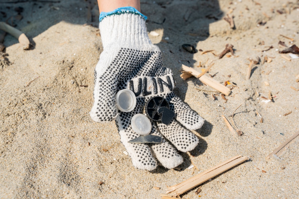 Big thanks to the 300 volunteers who joined us at the California Coastal Cleanup Day — clearing an estimated 1,100 lbs of trash and logging over 1,000 litter data points. An unexpected discovery? An interior car dashboard panel.