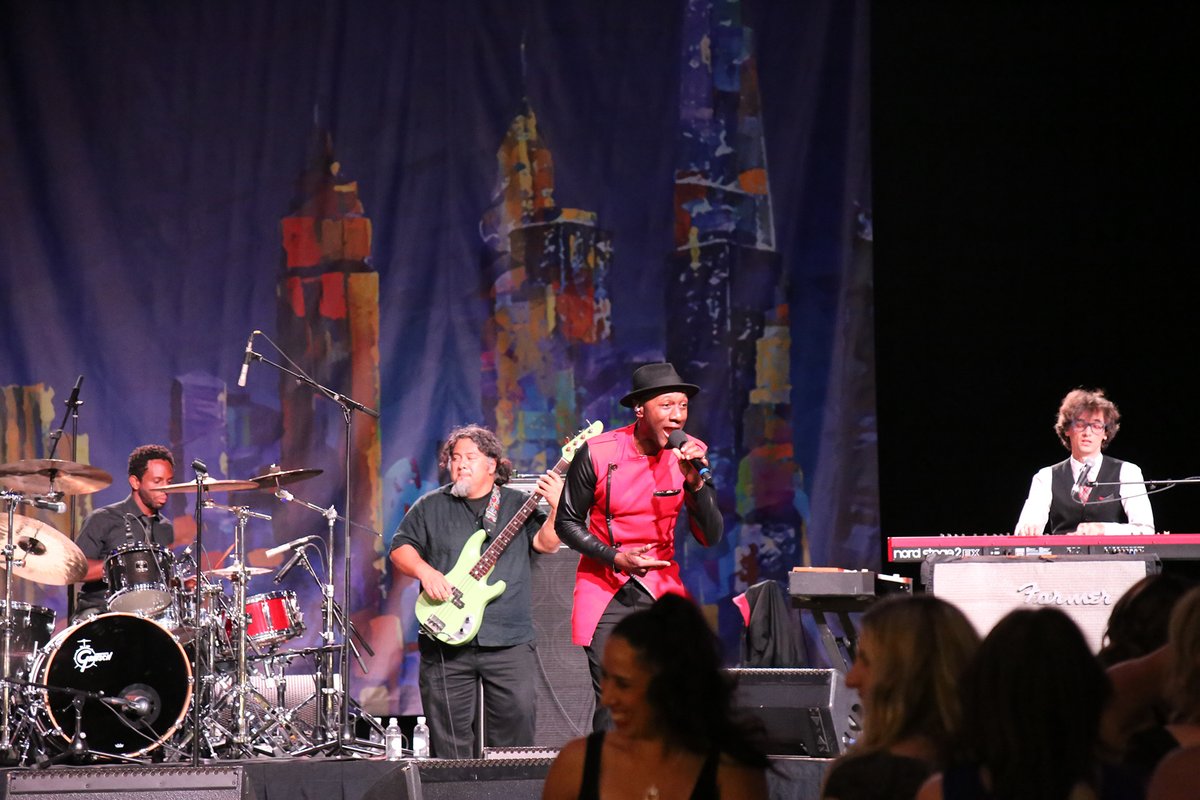 UMCSNFoundation's tweet photo. 🍎The Big Apple came to life in big way on Friday at the Evening of Hope Gala with world-class entertainment and food! Thank you to everyone who supported this elegant event to raise money for a historic renovation of @UMCSN Children's Hospital. 

📸: https://t.co/SnnWRS7gmv https://t.co/jzAs0T22wX