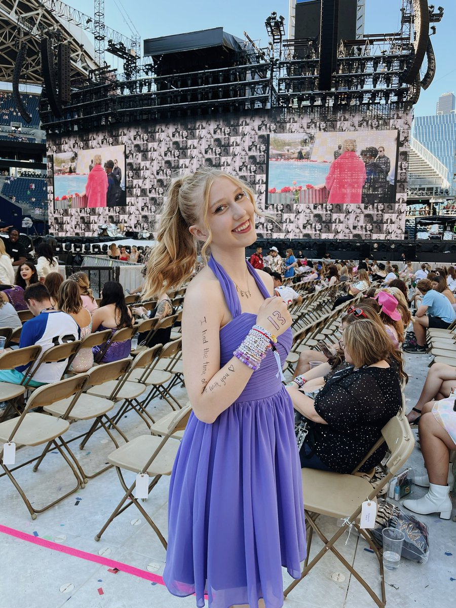 julie_swiftiee's tweet image. it’s me, hi! my name is Julie 🫶🏻

✨ swiftie since 2009
✨my favorite song of all time has    been all too well since it came out in 2012
✨favorite album is RED but every album is so special to me
✨seen Taylor live 4 times, first time when i was 12

nice to meet you&amp;lt;3 #swiftie
