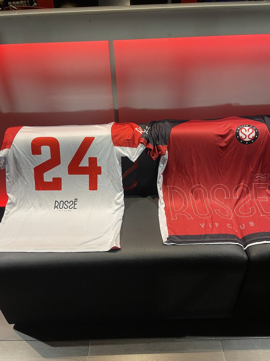 ¡TENEMOS SORTEO! 🎁
¿Quieres una de estas 2 camisetas de la plantilla del equipo de fútbol de Rossé?
¡Sigue los siguientes pasos!
1. Síguenos en twitter 
2. Me gusta y RT a este tweet
¡Los ganadores/as se darán a conocer el siguiente lunes 23 de Octubre!
¿Y tú? 😜 ¿Quieres una?⚽️