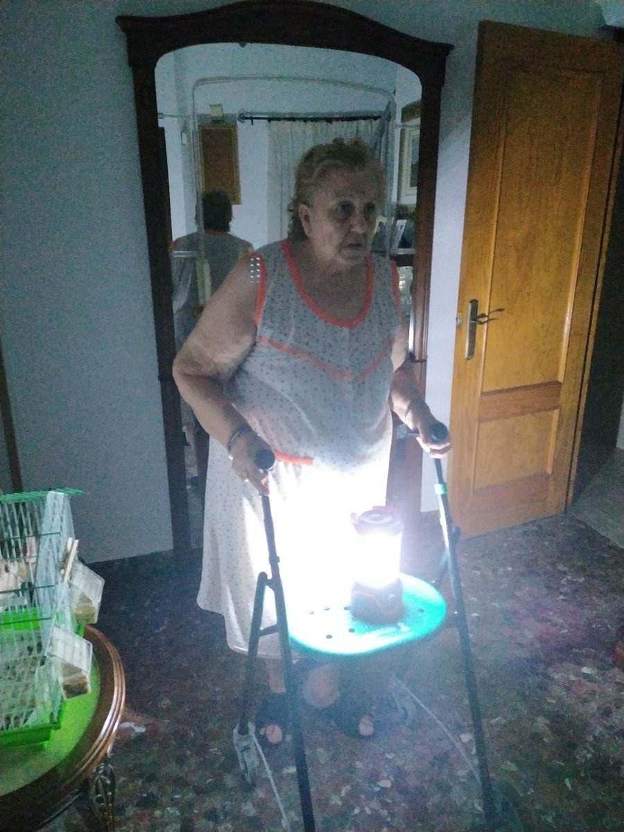 AfectadosLuz's tweet photo. Con 82 años y 700€ de pensión, ella SI PAGA SU LUZ. 
ENDESA, en el barrio de La Chanca de Almería nuestros mayores están sin luz. 
#EndesaNosRoba
#NosotrosPagamos
#NoMasCortesEnLosBarrios https://t.co/93bq5wMAa2