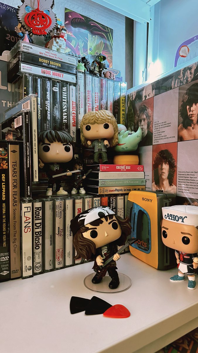 vxniamedina's tweet photo. My desk is about to explode https://t.co/S8m6We9TAr