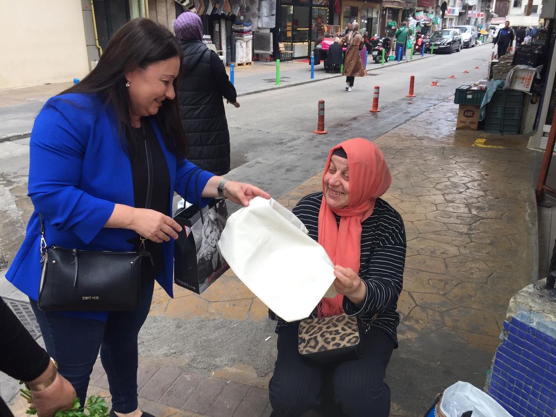 KentKonseyiRize's tweet photo. Kadın Meclisi Başkanımız Güler Topuk ve meclis üyeleri beraberinde Rize Belediye Başkanı Rahmi Metin’in eşi Fatma Metin eşliğinde kadınlar pazarında yöresel sebze meyve satan Rizeli kadın üreticileri ziyaret ederek sorunlarını dinledi ve kendilerine hediye verdi. https://t.co/o71HMArW1U