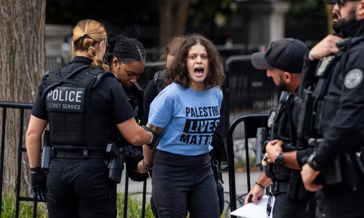 BPINewsOrg's tweet image. Thousands have gathered in a massive protest at the White House, calling for an immediate ceasefire in Gaza. Organizers claim the demonstration "shut down the White House." #GazaCeasefire #WhiteHouse #WashingtonProtest