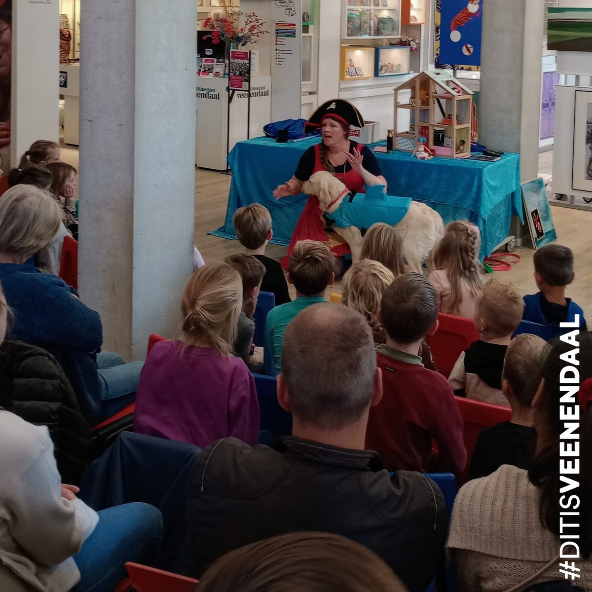 Gisteren was de laatste dag van de Kinderboekenweek met een feestelijke afsluiting in de bibliotheek. LOET (gespeeld door Ruth Bakker) en haar hond Mango gingen op een muzikale zoektocht naar de schat.
📷 Bibliotheek Veenendaal 
.
.
#ditisveenendaal #kinderboekenweek #veenendaal