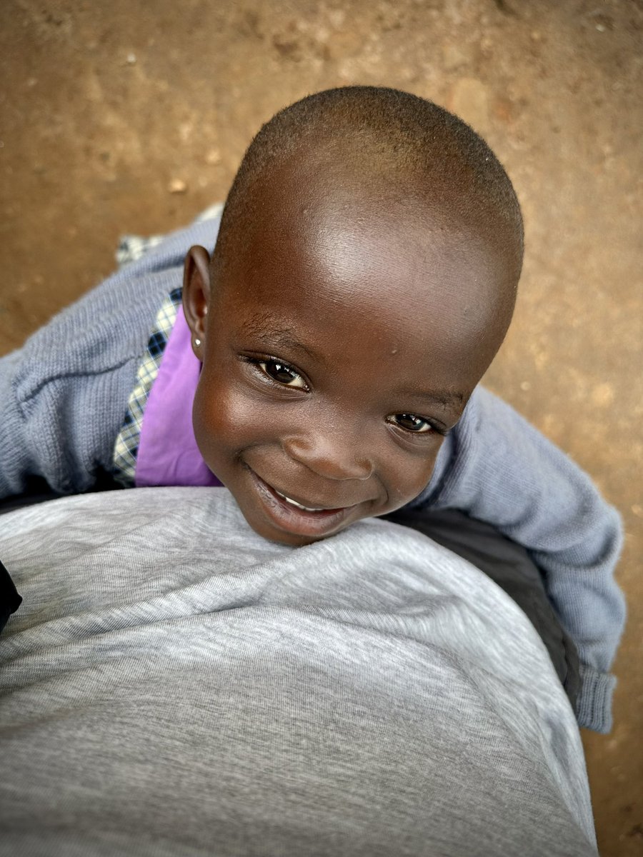 zozu_project's tweet photo. Love has a hem to her garment that reaches the very dust. It sweeps the stains from the streets and lanes, and because it can, it must ~ Mother Teresa 💜 #lovewins #chooselove #loveprotects #motherteresa #saint #africa https://t.co/mzW6MxWDT7