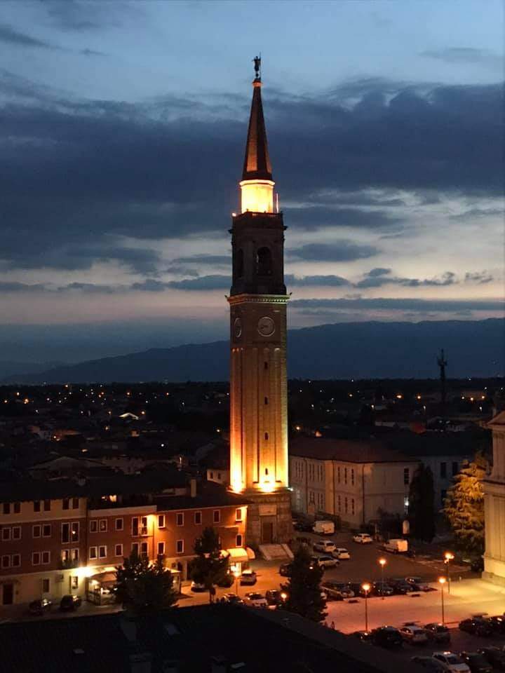 Il campanile maestoso di Cordenons (Pn)

Un biel cjampanili, la glesia a doi pas.....

Buonanotte.