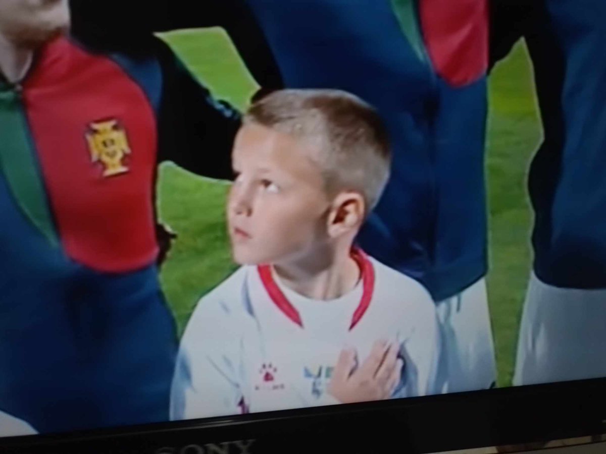 MaidaaMaida's tweet photo. Hajlajt večeri:
-Ronaldo mu je dao "5"
-Upoznao je Unu Džeko
Mi smo kao porodica svoju misiju ispunili što se tiče njegovih  8 godina 🤣🤣
#teDkino♥️ https://t.co/CoZZncVYv8