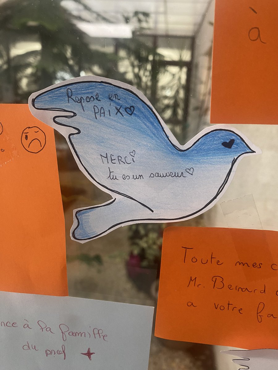 MalrauxCollege's tweet photo. Hommage à Dominique Bernard le cœur serré en salle des professeurs de 8h à 10h, puis minute de silence préparée à 14h avec les élèves. Un « nuage des expressions » permet enfin aux élèves d’exprimer leur ressenti ✍️ toute la semaine .. https://t.co/XB23yNGHpq