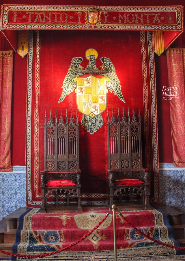 Dario_Madrid_F's tweet photo. Aquí tienen el escudo de los Reyes Católicos que se encuentra en el Salón del Trono del 
@Alcazar_Segovia. Isabel se proclamó Reina de Castilla en Segovia el 13 de diciembre de 1474. ➡️ https://t.co/3MWqFLOCvF https://t.co/eiqgJxGNJA