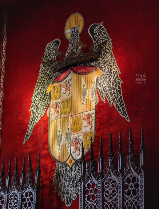 Dario_Madrid_F's tweet photo. Aquí tienen el escudo de los Reyes Católicos que se encuentra en el Salón del Trono del 
@Alcazar_Segovia. Isabel se proclamó Reina de Castilla en Segovia el 13 de diciembre de 1474. ➡️ https://t.co/3MWqFLOCvF https://t.co/eiqgJxGNJA