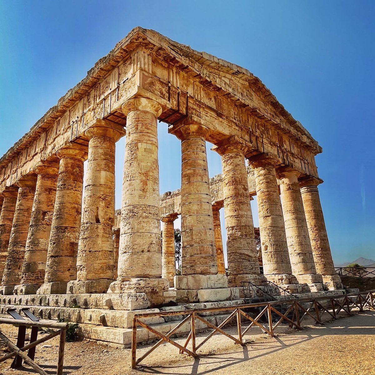 HannahFlowerday's tweet photo. Family archaeology trips 🤓 This ancient temple at Segesta dates back to the 5th century BC. Amazing how much remains! #Archaeology #Sicily #Segesta #Temples https://t.co/7pdrIY2Mgl