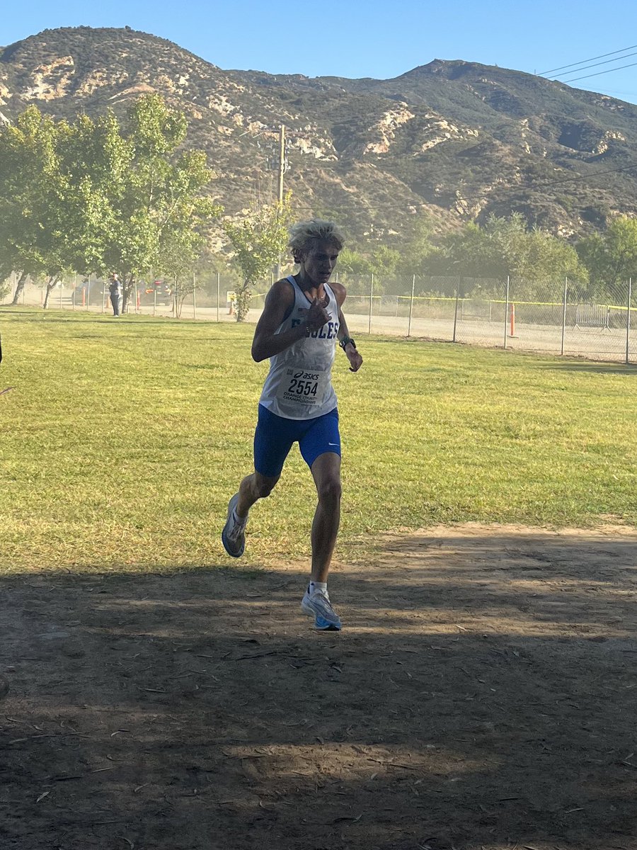 SMCHS_XC's tweet photo. Sr Zac Gibson had quite the day last Saturday at the OC Champs. Finishing 5th in the Sweepstakes race, Zac set a new PR and a new school record over 3miles with a time of 14:21!!! This also earned him All County honors!
@SMCHSEagles @SMCHSAthletics @PrepCalTrack @SteveFryer https://t.co/jZwxXmzboG